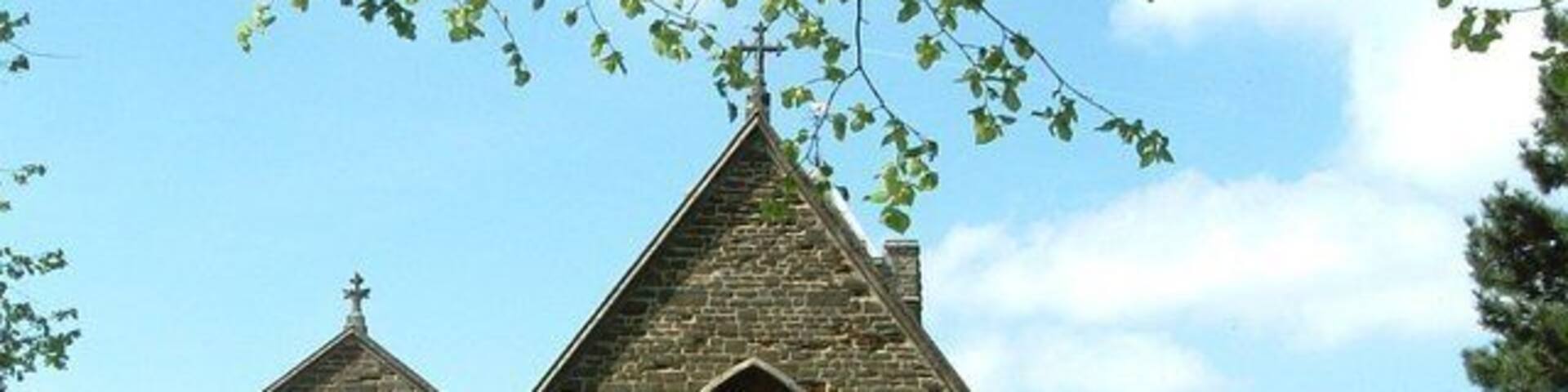 St. Mary's, Maulden : Eastern end. The oldest parts of this church date from the C13th, but it was enlarged and partly rebuilt in 1859. The cost of this building work was largely borne by the Rector of the time, Charles Ward and the Duke of Bedford. This church is built in the local chocolate-coloured stone (Cf. 136209 and 155592 )