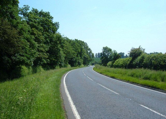 London Road (A4012) Looking towards Hockliffe from west of Milton Bryan.