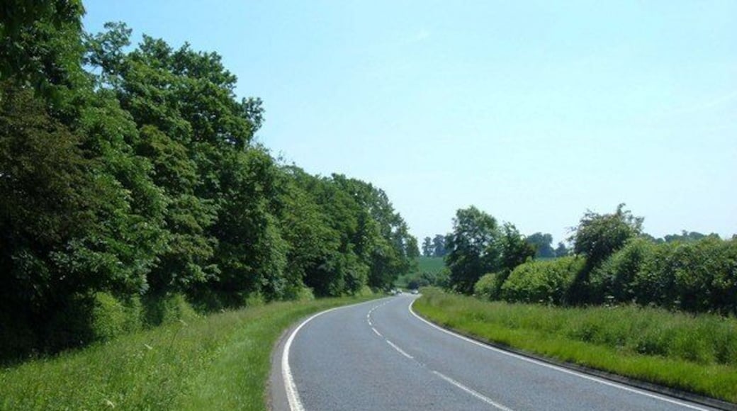 London Road (A4012) Looking towards Hockliffe from west of Milton Bryan.