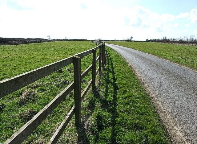 Lane near Old Farm I can't find any reference as to the name of this lane which runs past 370521. A dead-end offshoot leads to the tiny, quiet village of Potsgrove, so perhaps it is called Potsgrove Lane. The view to the right at this point can be seen here 370487 - and to the left, here 370504