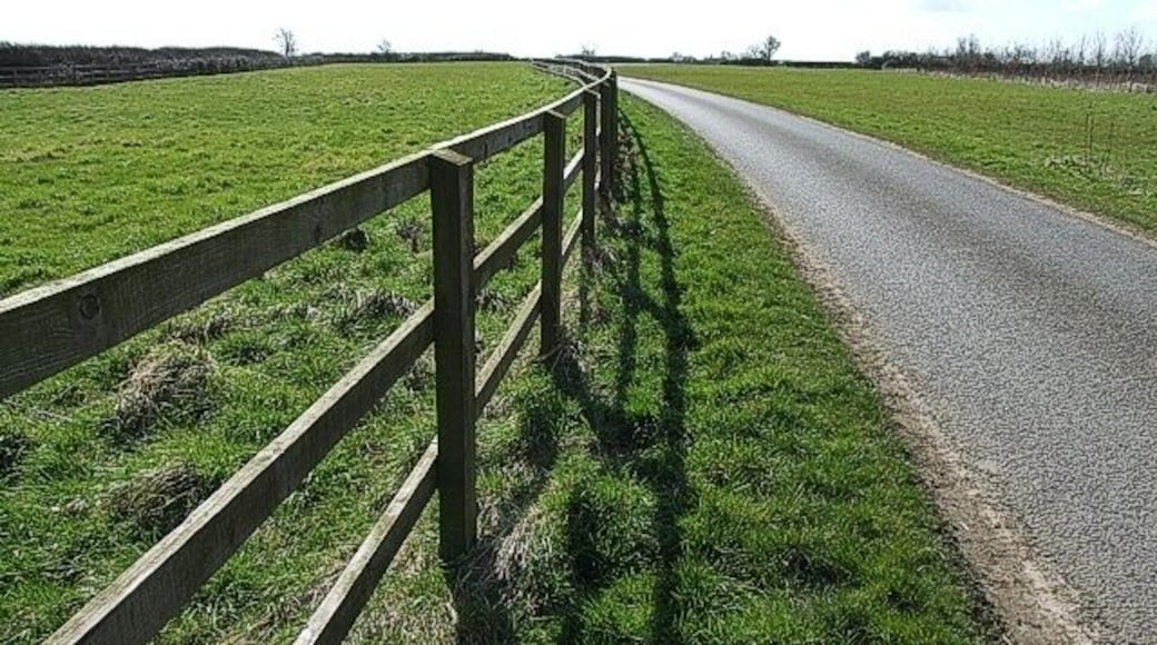 Lane near Old Farm I can't find any reference as to the name of this lane which runs past 370521. A dead-end offshoot leads to the tiny, quiet village of Potsgrove, so perhaps it is called Potsgrove Lane. The view to the right at this point can be seen here 370487 - and to the left, here 370504