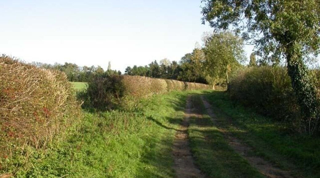 Enclosed Bridleway This direction leads to the village of Wymington.