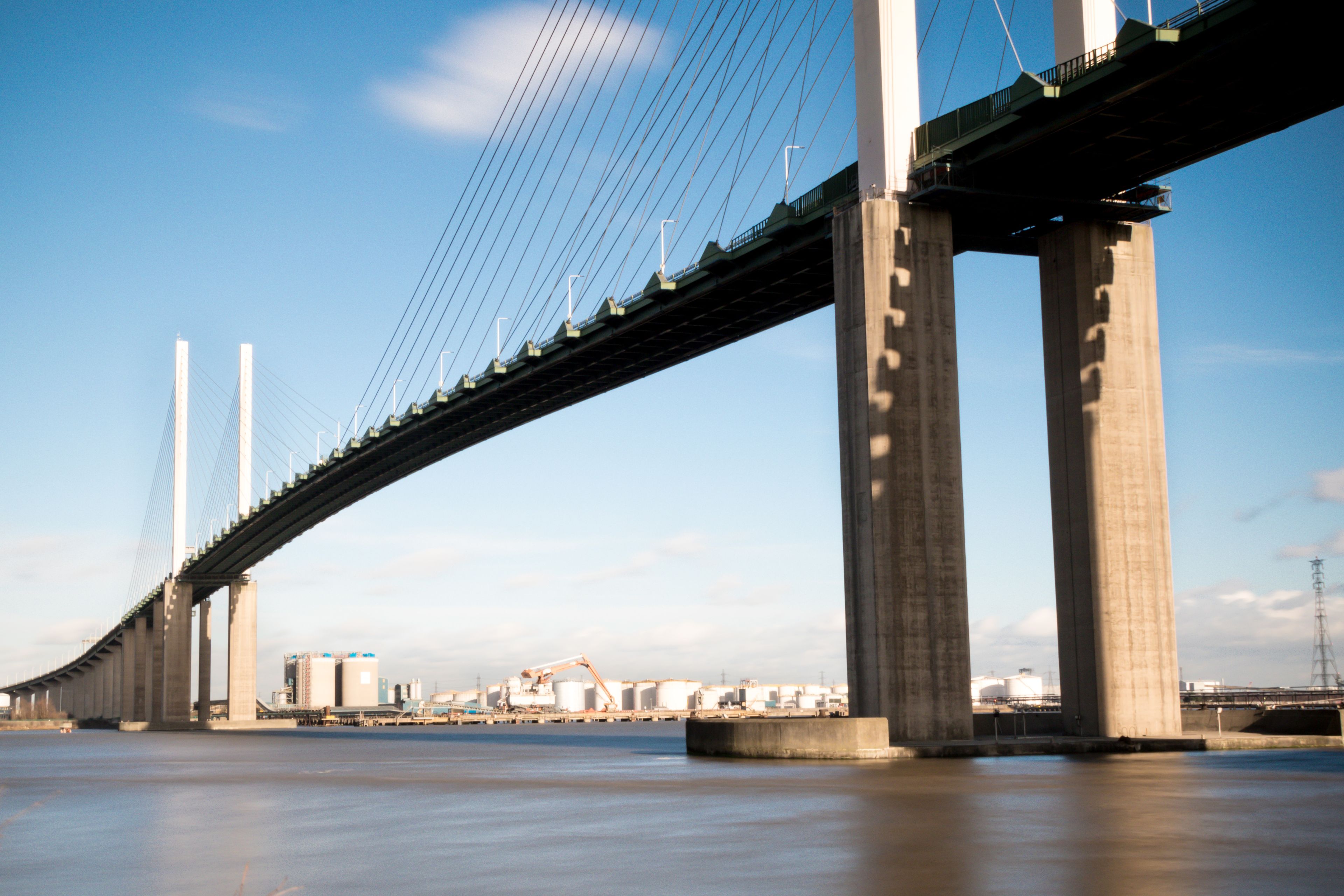 Un puente colgante grande con múltiples torres y cables.