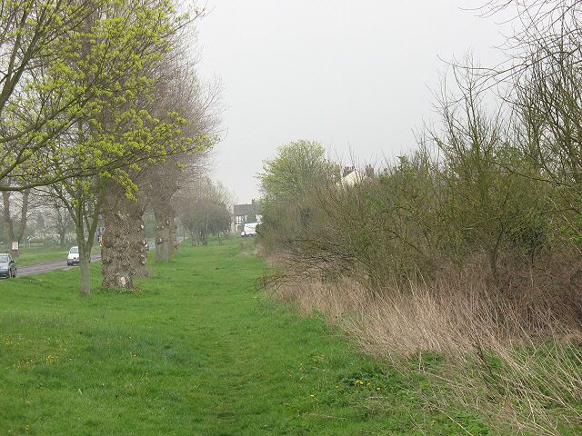 Footpath parallel to the B260 It is unusual for a separate public footpath to be signed along the verge of a public road, but this one runs for several hundred metres along the south side of the B260 at Green Street Green.