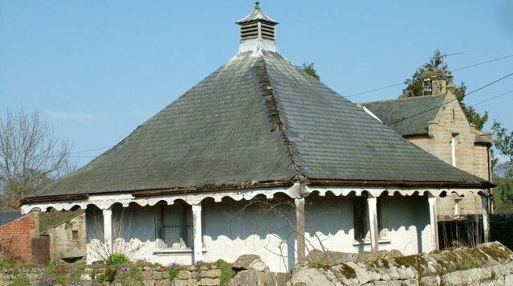 Interesting building at High Angerton I'm not sure what this is! It looks like it has one room. Went to High Angerton because my Dad was born near here - not sure which building though! (I don't think it was this one).