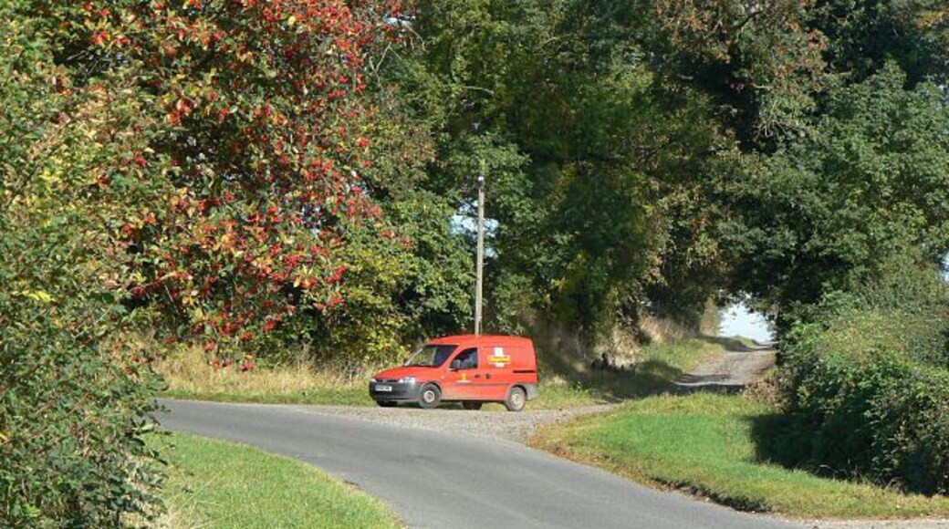 Delivering the mails The postie has just been down the lane to Brickyard Farm and is now continuing towards Halloughton and Southwell.