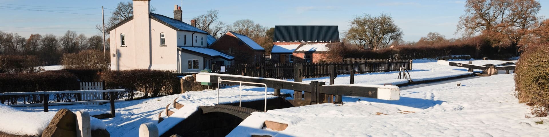 C79MM3 Lock 5 at Bosley locks on the Macclesfield canal with snow in winter. Bosley, Cheshire, England, UK, Britain