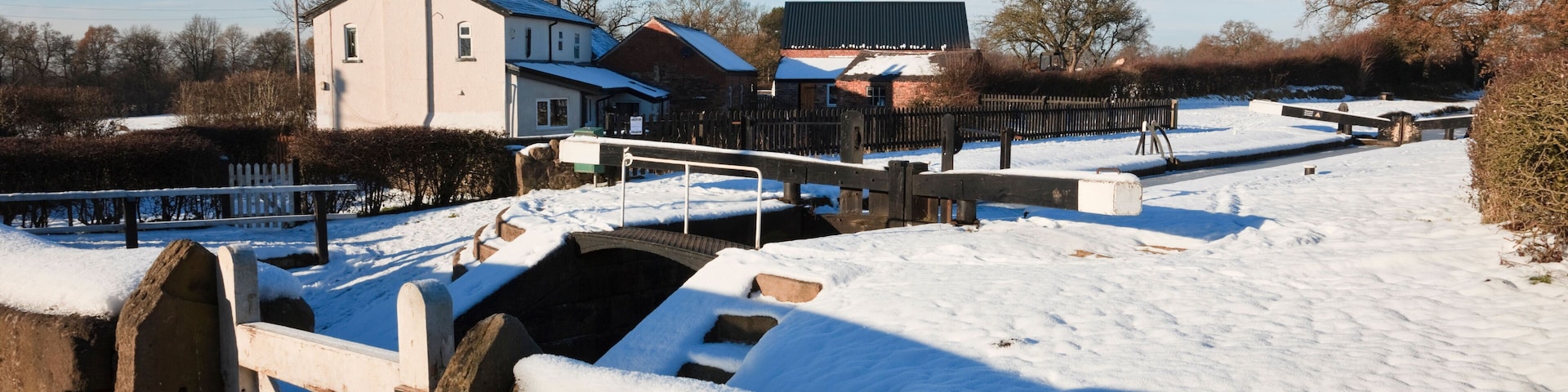 C79MM3 Lock 5 at Bosley locks on the Macclesfield canal with snow in winter. Bosley, Cheshire, England, UK, Britain