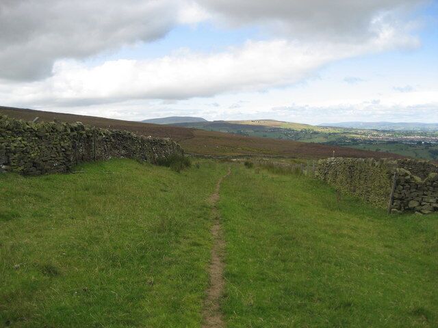 Stanridge Clough Lane Green lane that runs below Bleara Moor towards the ruins of Higher Verjuice Bank Farm. Pendle Hill can be seen in the distance.