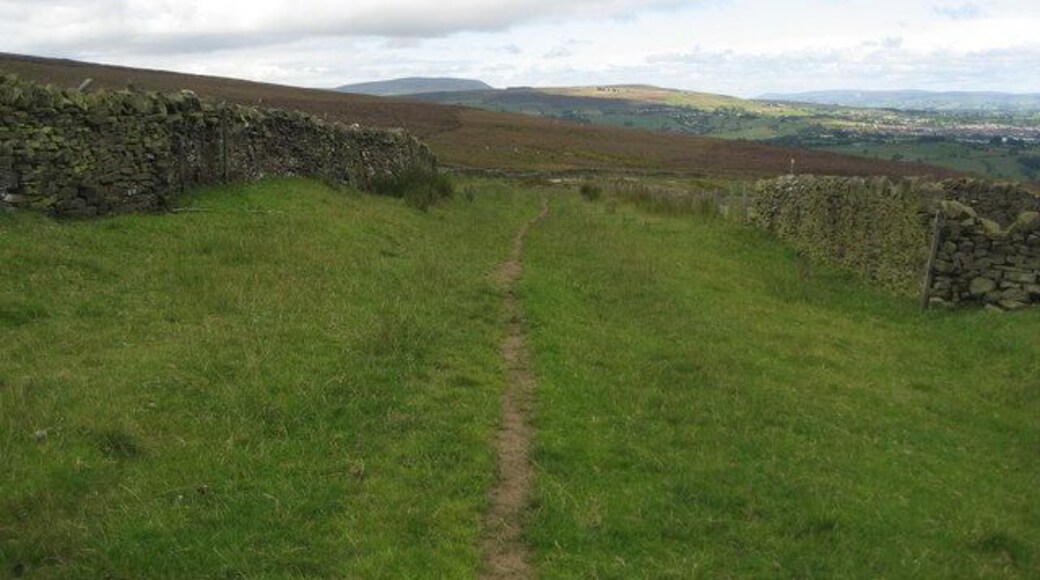 Stanridge Clough Lane Green lane that runs below Bleara Moor towards the ruins of Higher Verjuice Bank Farm. Pendle Hill can be seen in the distance.