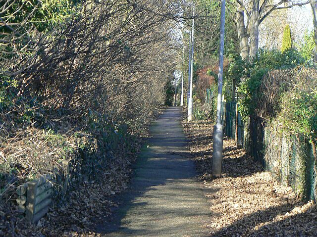 Footpath to Wood Lane This footpath squeezes between the former railway embankment and Coronation Walk.