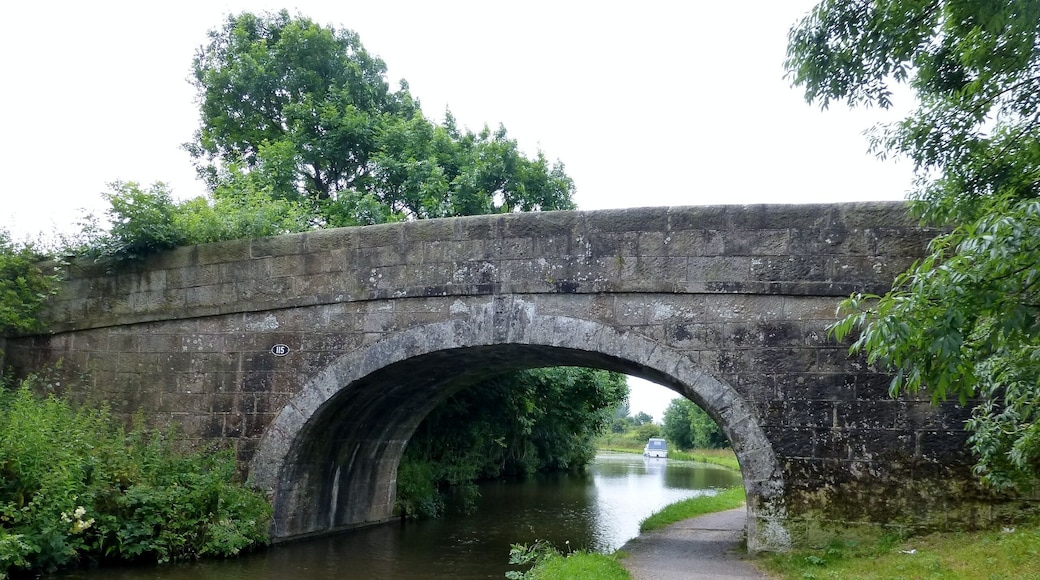 Photograph of Blind Lane Bridge, bridge No 115 over the Lancaster Canal, Slyne-with-Hest, Lancashire