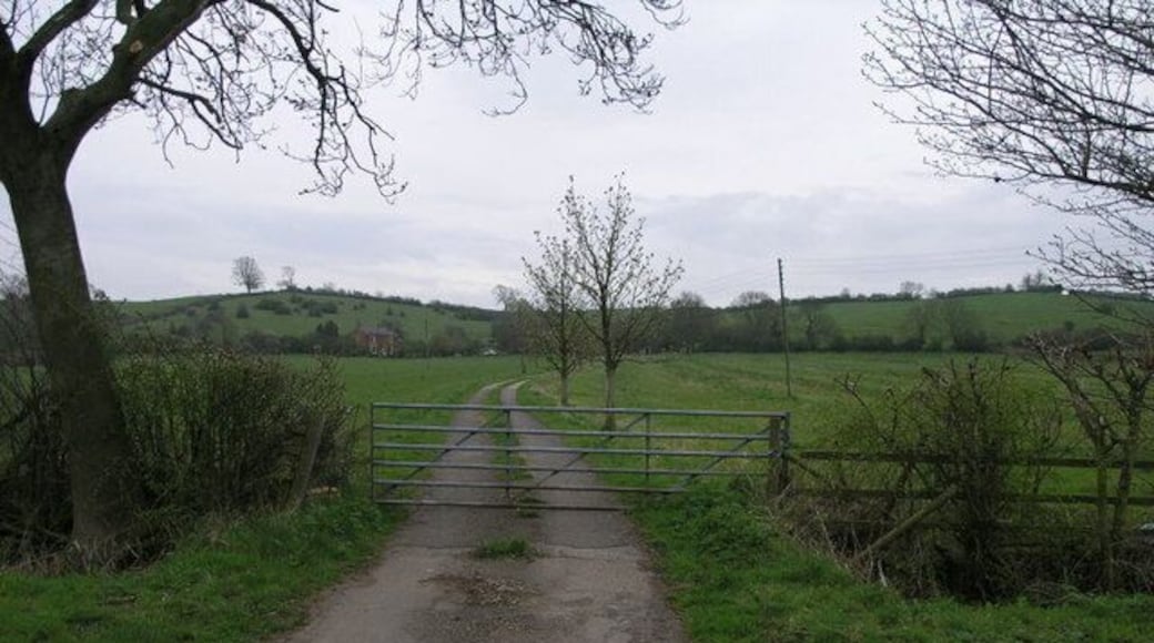Hill Farm Hill Farm with the hill behind it known as Hickling Standard. A footpath runs along the top of the hill from the A606 to Hickling.