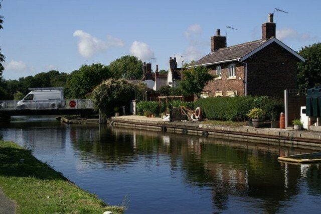 Hall Road swingbridge, Maghull. Together with what I assume was the bridgekeeper's cottage.
