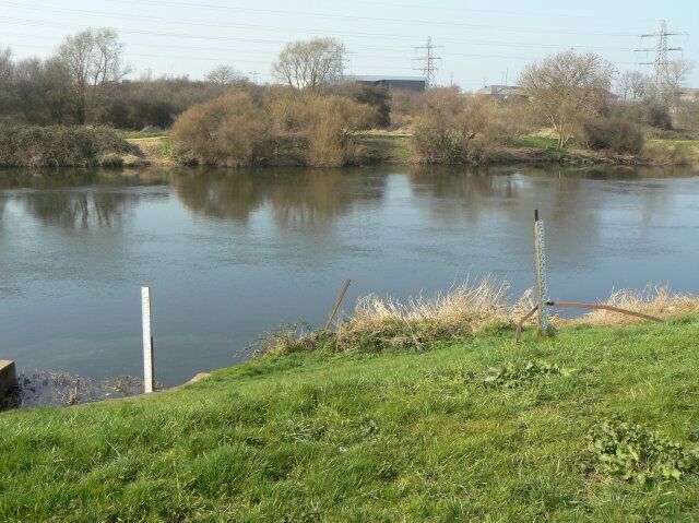 Flood markers on the Trent near Wilford The visible river level is marked at about 21 metres; the top mark of the right hand marker is 26 metres, a difference of 5 metres, but the modern defences have been built to anticipate even higher levels.