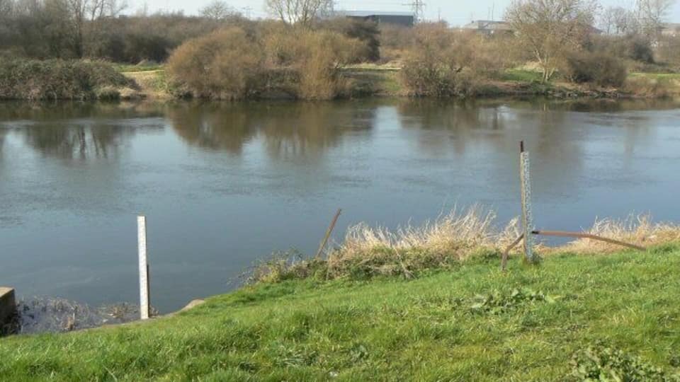 Flood markers on the Trent near Wilford The visible river level is marked at about 21 metres; the top mark of the right hand marker is 26 metres, a difference of 5 metres, but the modern defences have been built to anticipate even higher levels.