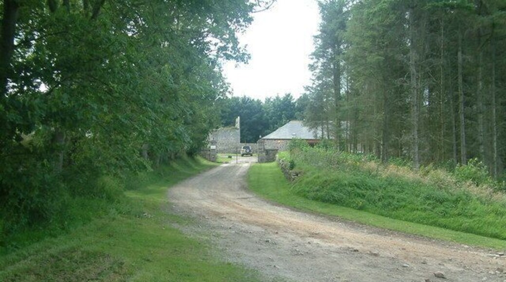 Rannes - Main gate and driveway