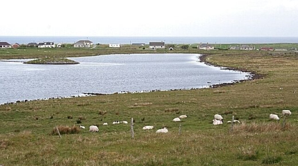 Siadar and Loch an Dùin The dùn which gives the loch its name is on the island at left.