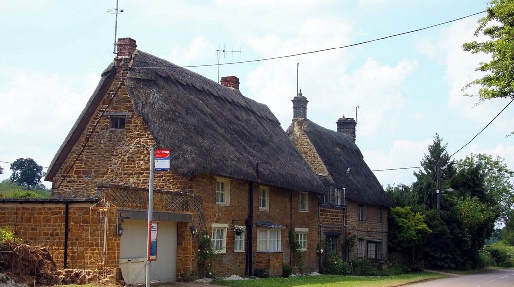 Thatched cottages on Banbury Road