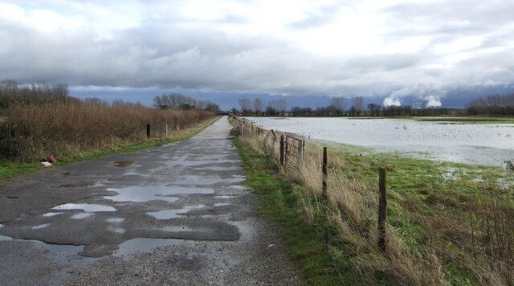 East along Landmead Lane This bridleway proceeds eastwards across the low lying country to Drayton. The rainclouds are retreating eastwards. The vapour from Didcot power station can be seen in the distance.