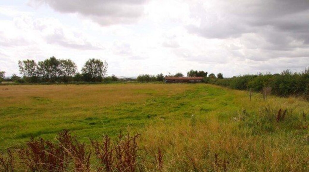 Field and barn near Garford