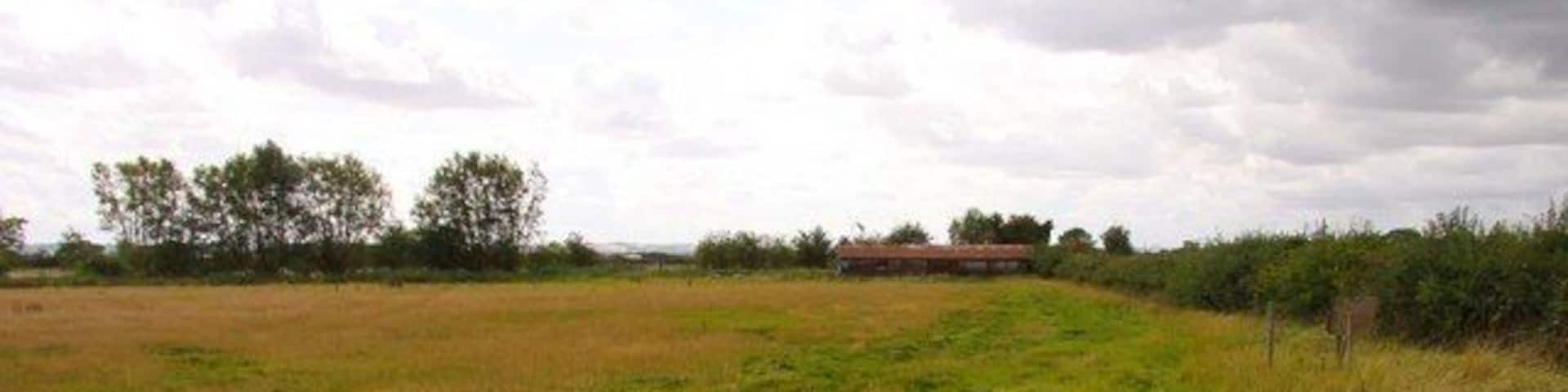 Field and barn near Garford