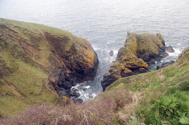 Coastline north of Cadgwith A dramatic little cove on the approach to Cadgwith.