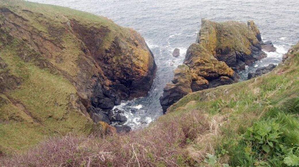 Coastline north of Cadgwith A dramatic little cove on the approach to Cadgwith.