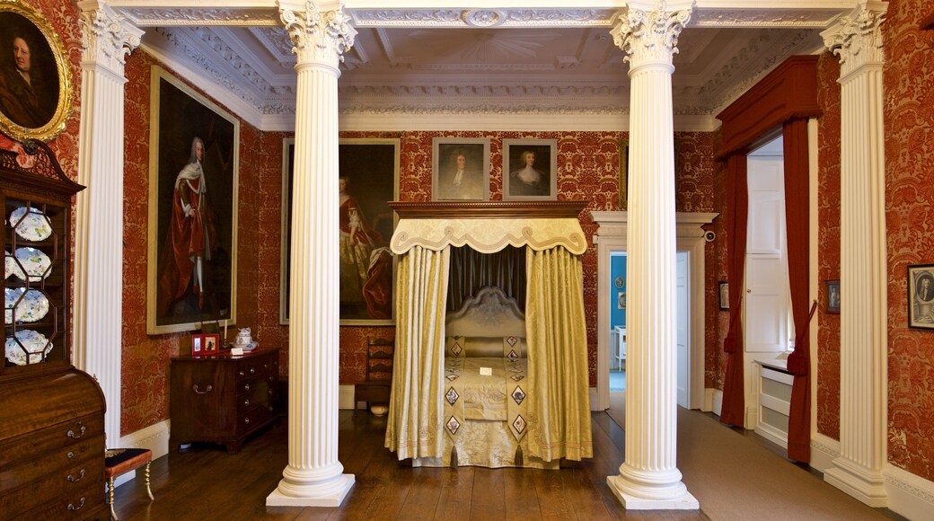 Lydiard Tregoze mostrando elementos de patrimônio, arte e vistas internas