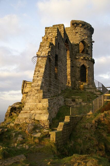Mow Cop Folly Built on the border between Staffordshire and Cheshire, the Gritstone Trail and South Cheshire way meet here.