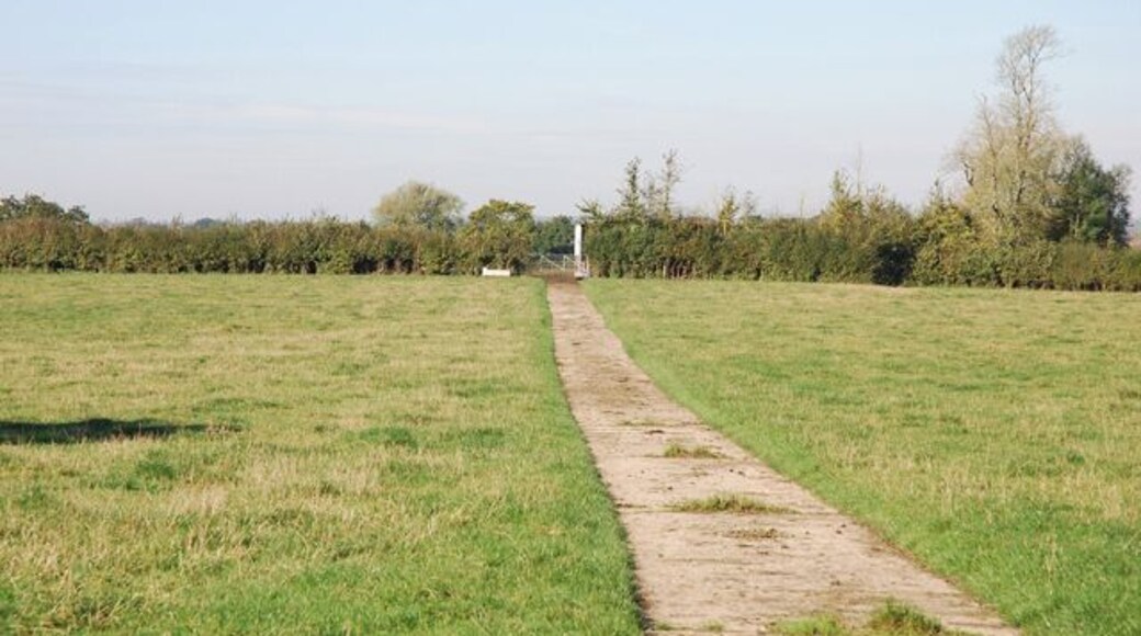 Barn drive Impossible to tell which of three adjacent firms own this barn. However, it is intriguing to come across a well surfaced drive in the middle of nowhere (well at the end of rough tracks and footpaths). Wonder if something more substantial used to exist here?