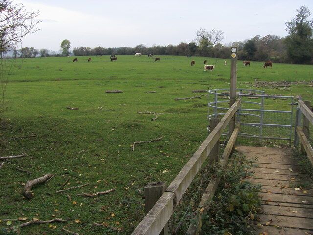 Oxfordshire Way and kissing gate. By Coldron Brook the Oxfordshire Way heads to Grove Lane