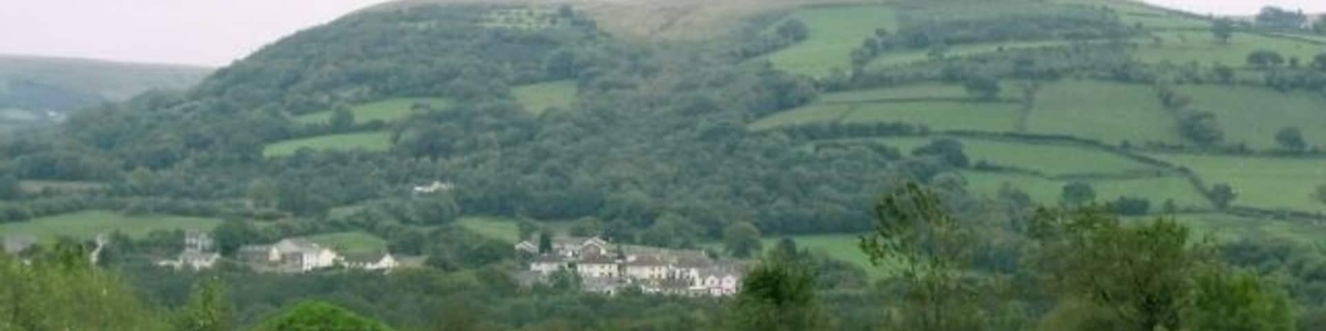 Outcrop at north end of Betws Mountain. This is the view southwest to where the mountain protrudes over Glanamman. On the horizon to the left is visible the gap that becomes Cwm Garenig.