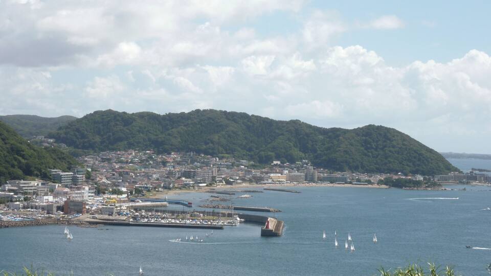 神奈川県逗子市の大崎公園から葉山町の「はやま三ヶ岡山緑地」を望む。