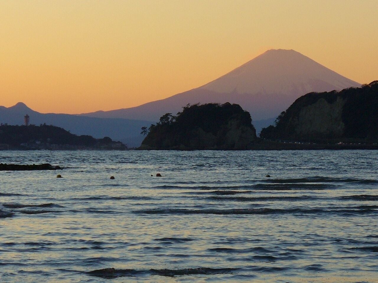 A view of Mt. Fuji from Zaimokuza shore (材木座海岸からの富士山)