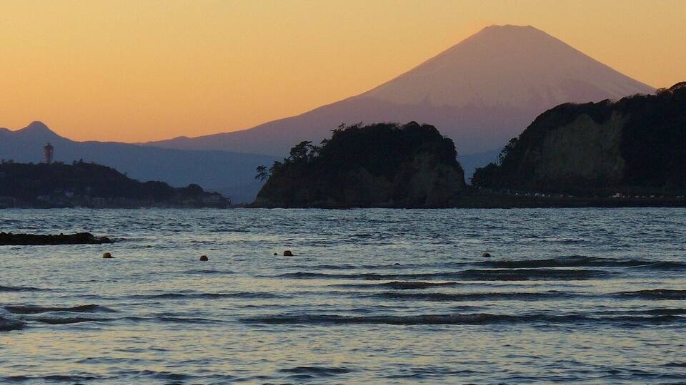 A view of Mt. Fuji from Zaimokuza shore (材木座海岸からの富士山)