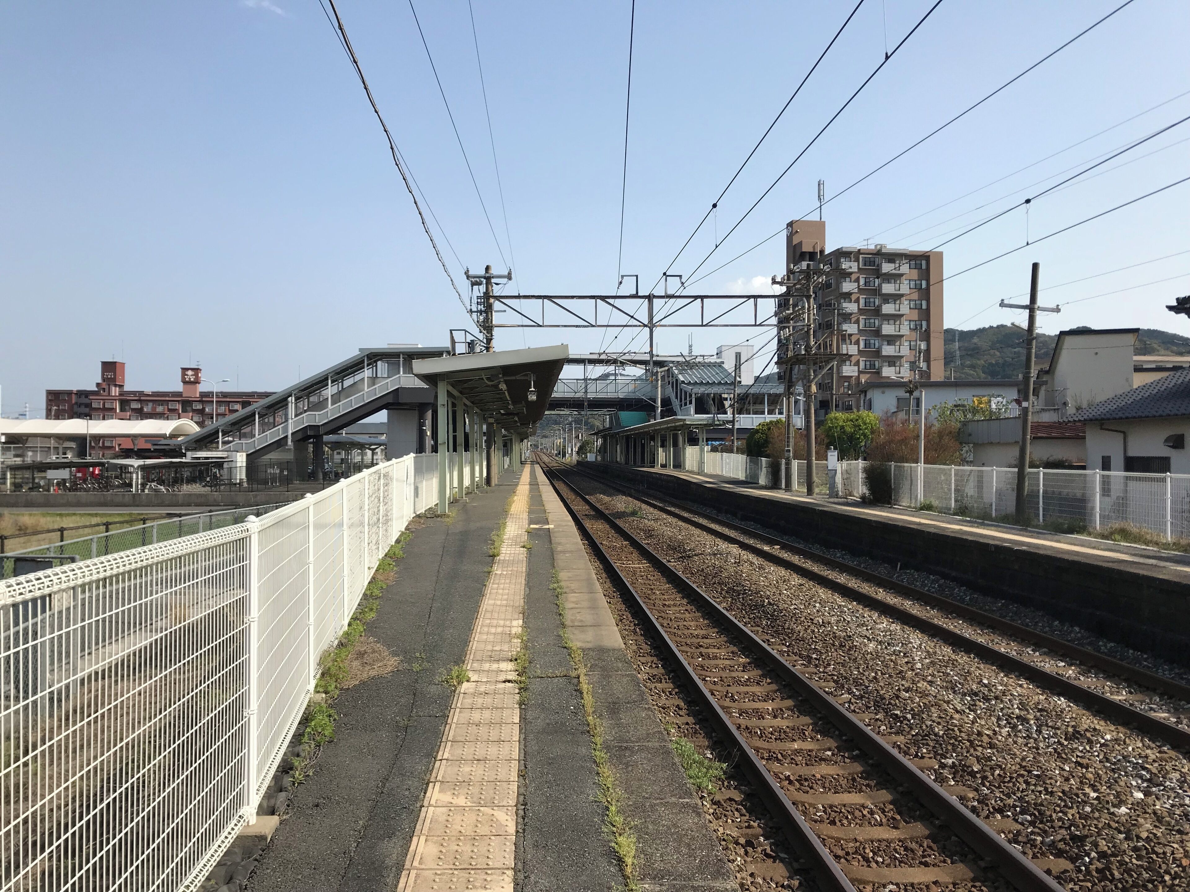朽網駅のホーム(奥は苅田方面)