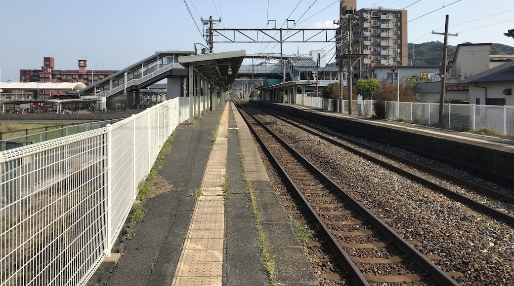 朽網駅のホーム(奥は苅田方面)