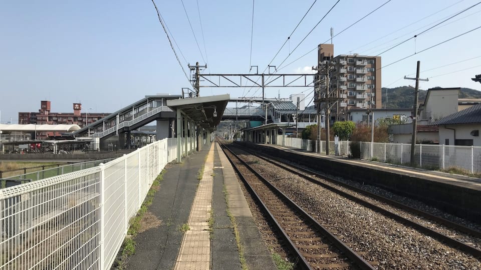 朽網駅のホーム(奥は苅田方面)
