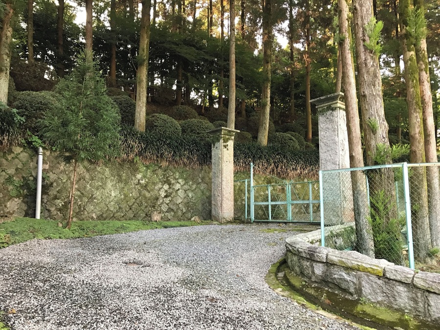 高良山にある水明荘の門