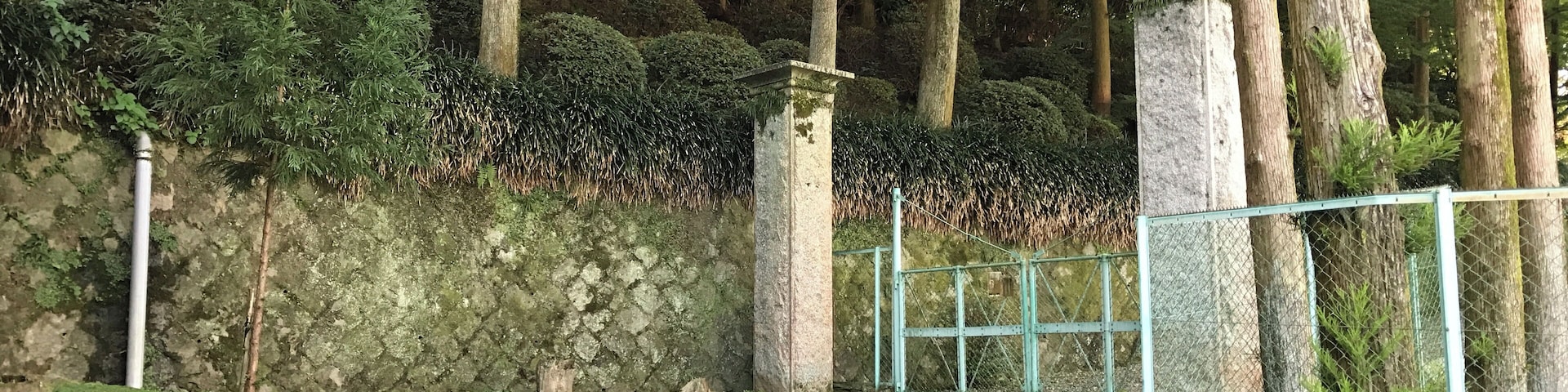 高良山にある水明荘の門