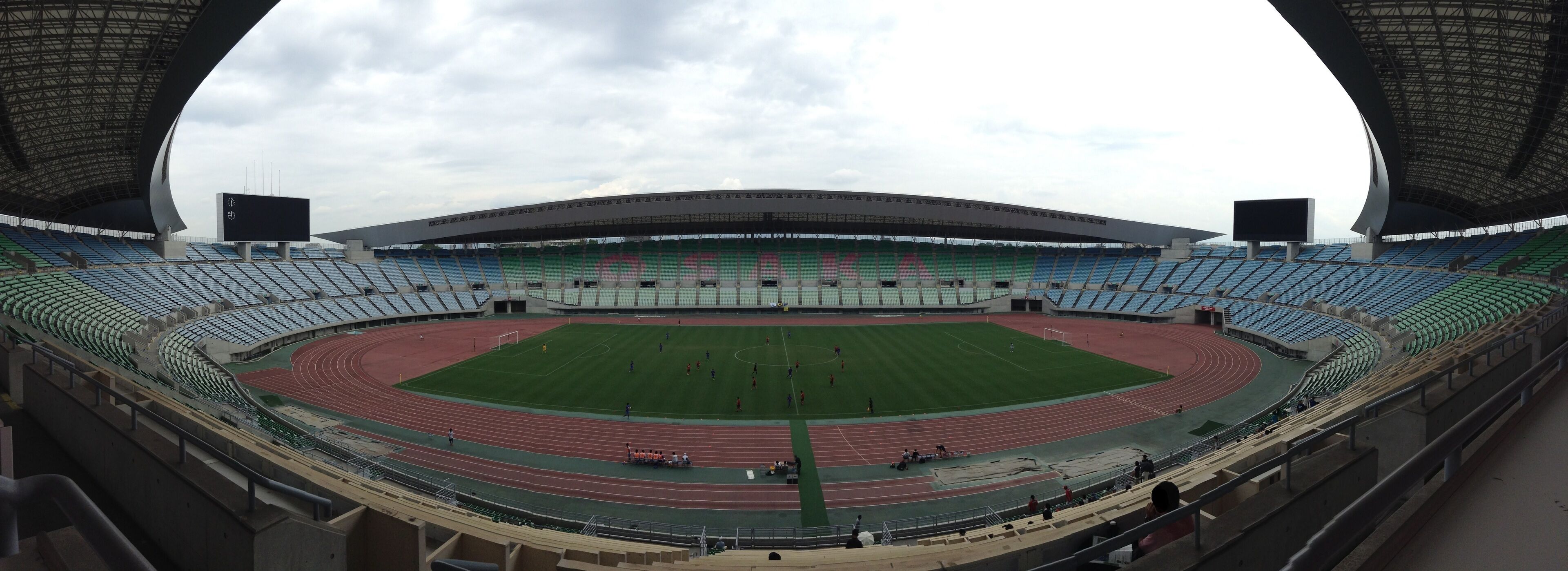 The panoramic photograph of Nagai Stadium（The regular-season game of Kansai Soccer League, 14 July, 2013）.