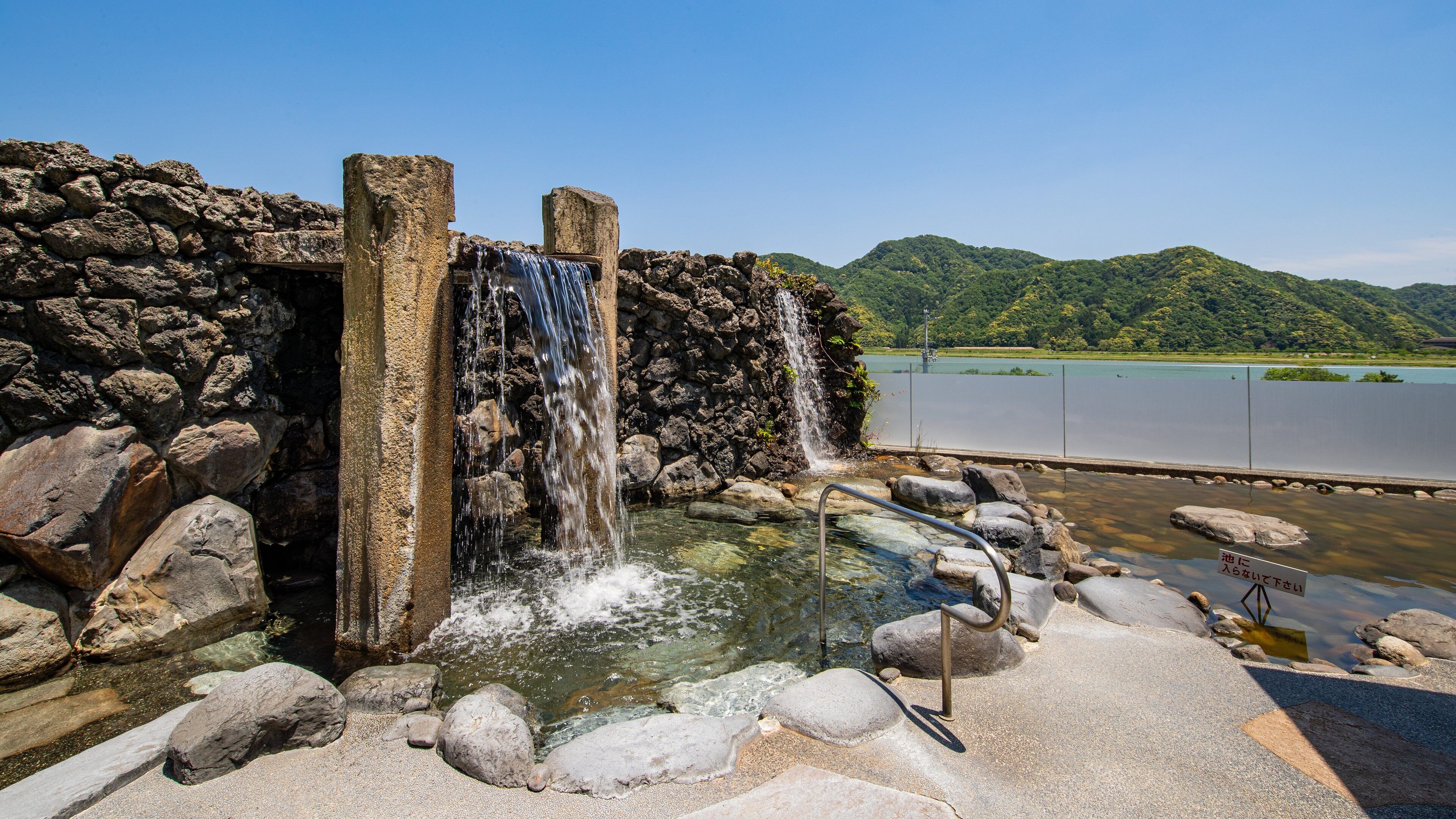 Tsuiyama showing a fountain