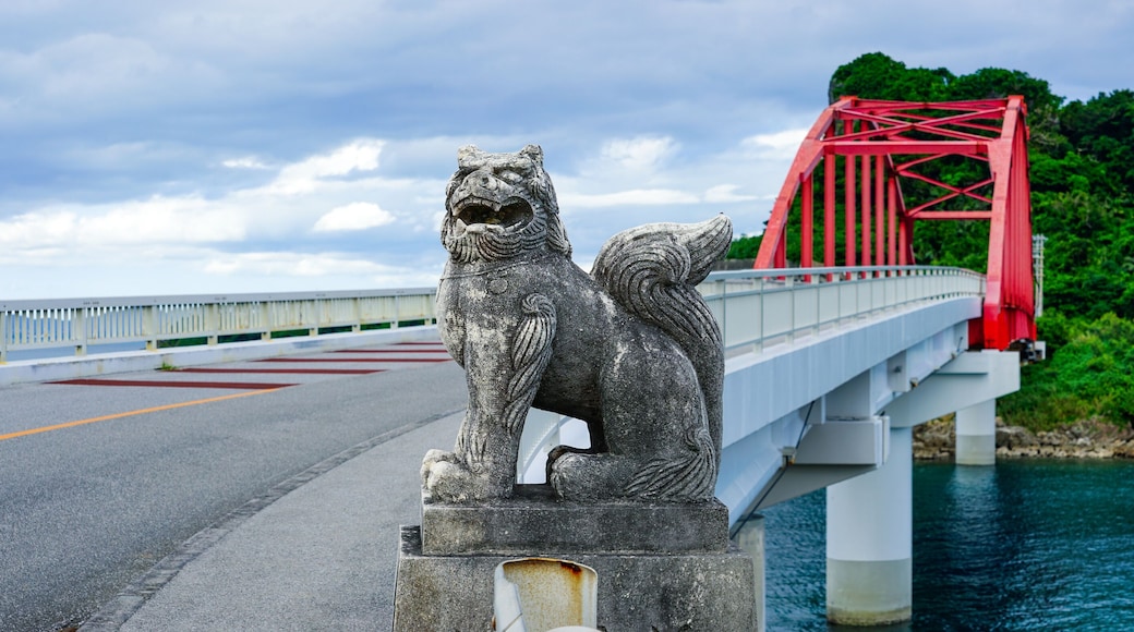 宮城島と伊計島を結ぶ伊計大橋とシーサー(沖縄県うるま市)