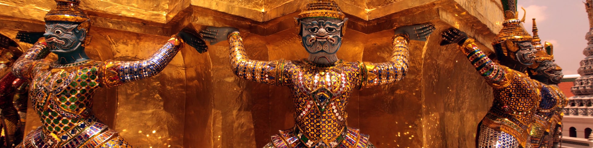 Ein Tempel mit aufwendigen Statuen von Personen in traditioneller Kleidung.