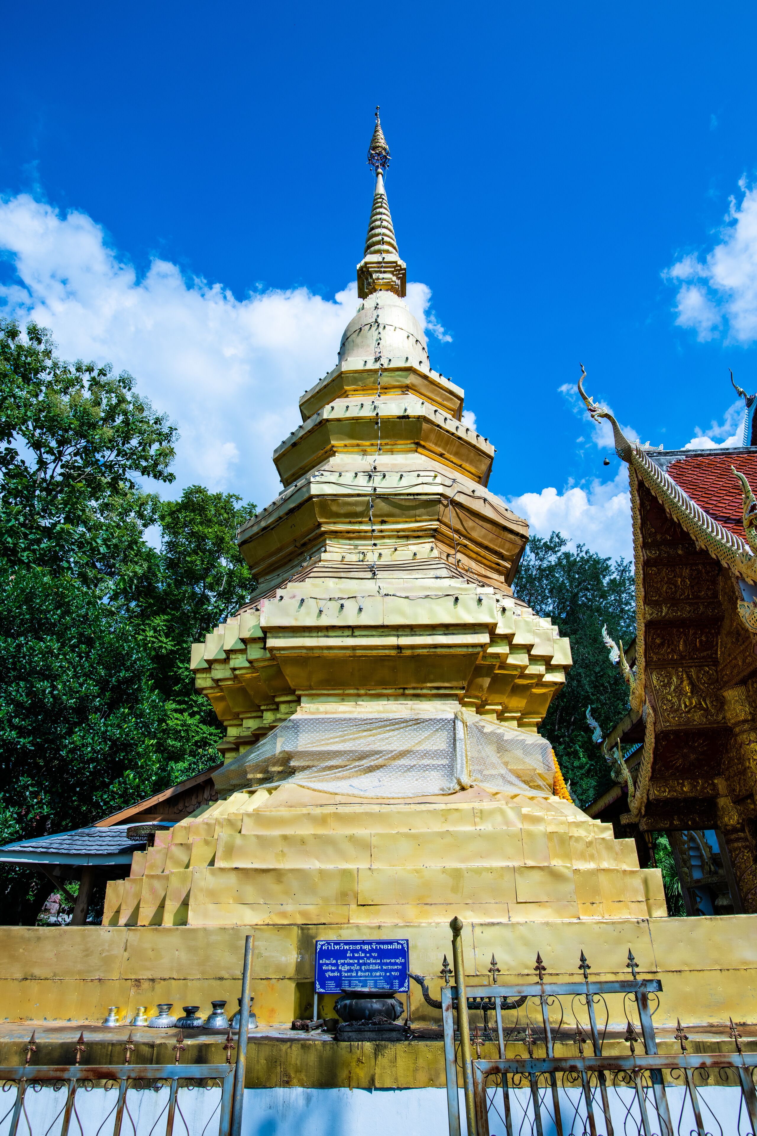 Golden pagoda in Phrathat Chom Sin temple