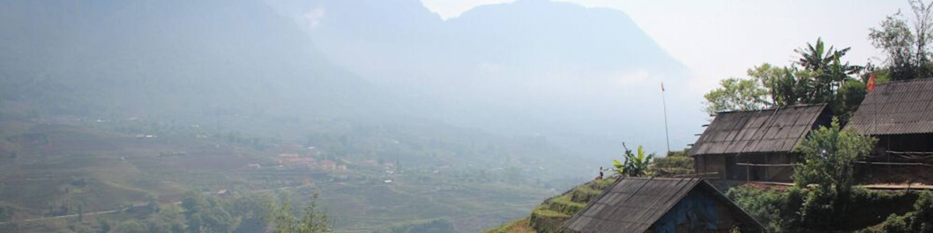 Overnight trekking into the valley in Sa Pa, Northern Vietnam. We trekked with the Sa Pa Sisters and stayed overnight with a local family in one of the minority villages.
http://sapasisters.com/