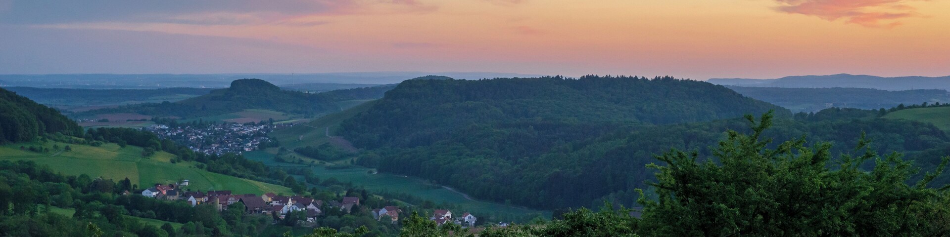 Landschaftsschutzgebiet „Schmidbachtal – Oberes Bottwartal mit Seitentälern und umgebenden Gebietsteilen“ (Schutzgebiets-Nr. 1.25.022) bei Beilstein: Blick von der Anhöhe oberhalb von Maad nach West-Südwesten auf das untere Schmidbachtal mit Jettenbach (links Mitte), Schmidhausen (links hinten) und in das obere Bottwartal (hinten). Die Sonne ist einige Minuten zuvor untergegangen.