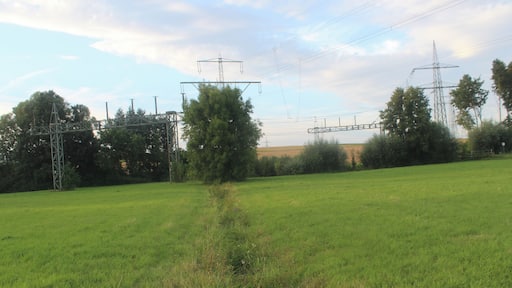 Abzweig von der 220 kV-Leitung Rheinau-Hoheneck zum EnBW-Umspannwerk Großgartach Camera location 49° 08′ 31.43″ N, 9° 08′ 17.71″ E View this and other nearby images on: OpenStreetMap - Google Earth 49.142064; 9.138254
