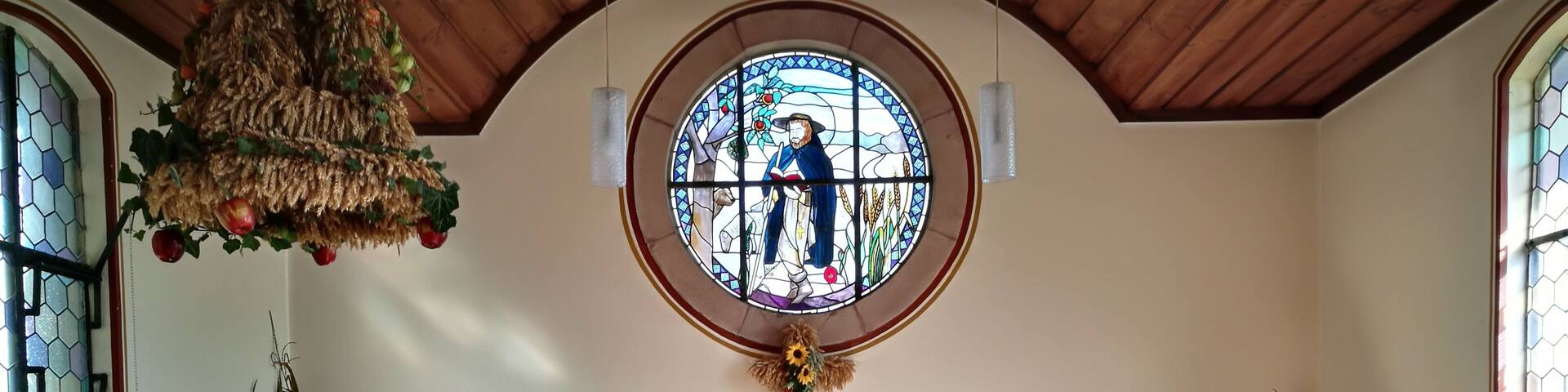 Deutschland (D) - Baden-Württemberg (BW) - Landkreis Konstanz (KN) - Mühlingen, Ortsteil Hecheln: St. Wendelin-Kapelle - Innenraum zum Erntedankfest 2017 geschmückt